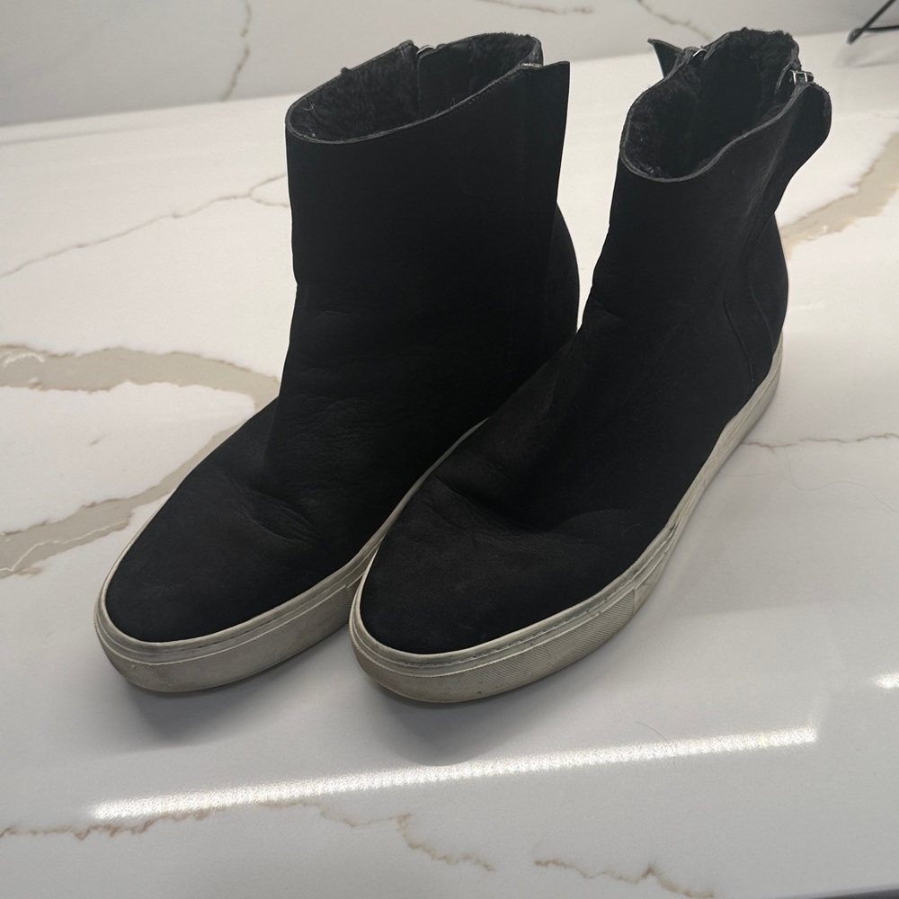 Women’s VINCE Black Suede high top sneakers, Size 10M